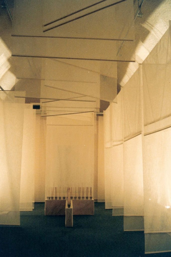 Sanglan Kim, Le temps de prière 1999. Installation_Anciens Réservoirs, Limay