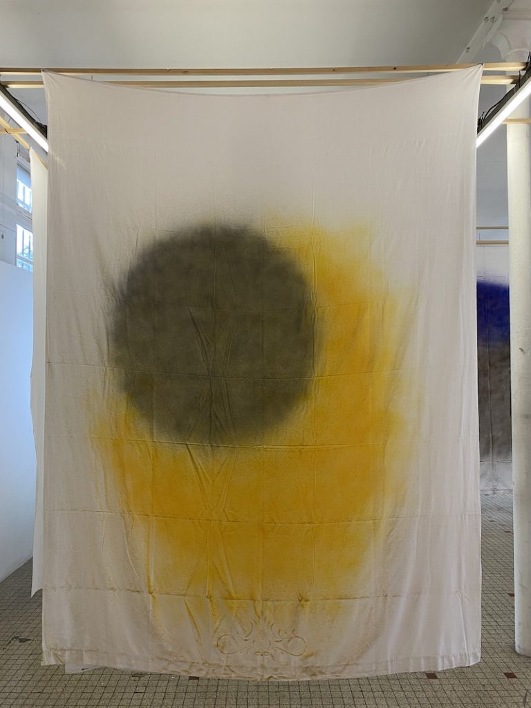 Michel Dector, Sans titre, 2021, peinture aérosol sur drap ancien 190 X 280 cm