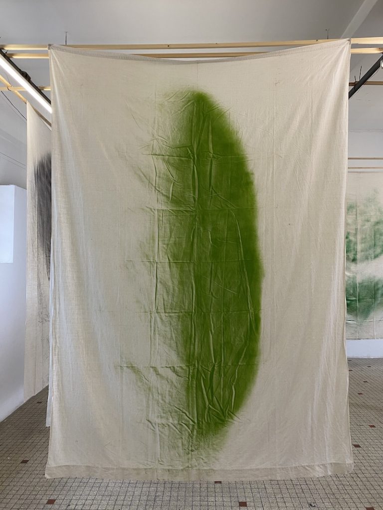 Michel Dector, A.M., .2020, peinture aérosol sur drap ancien 200 X 270 cm
