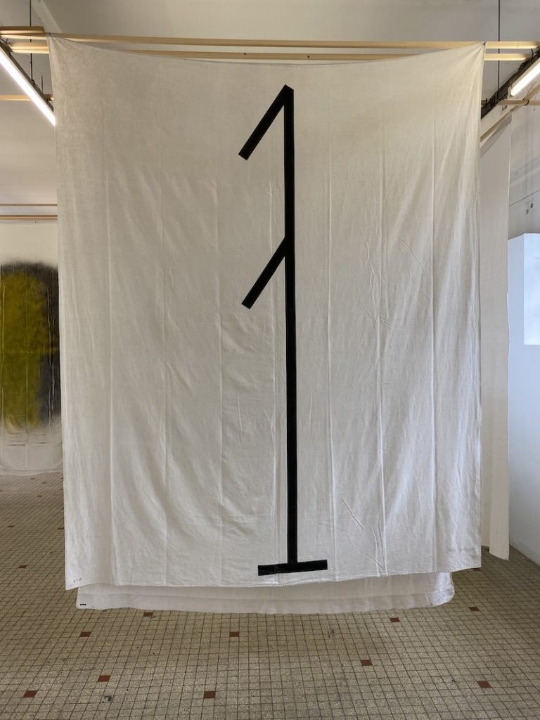 Michel Dector, C.L., 2020, peinture aérosol sur drap ancien 208 X 250 cm
