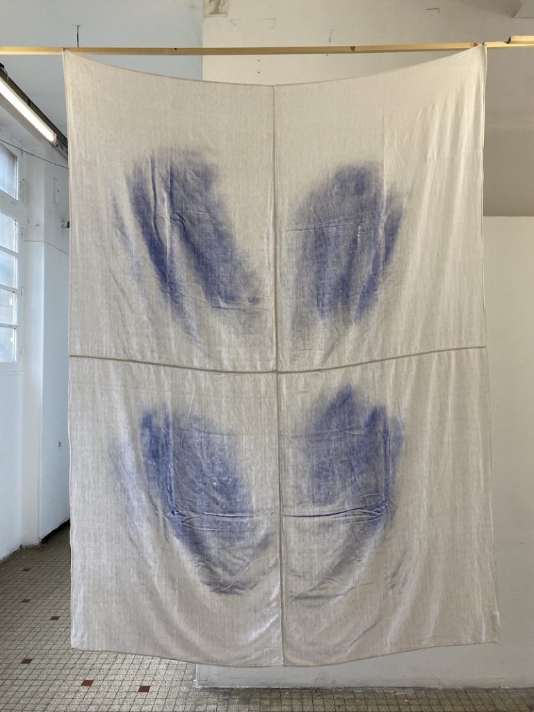 Michel Dector, C.L., 2020, peinture aérosol sur drap ancien 208 X 250 cm
