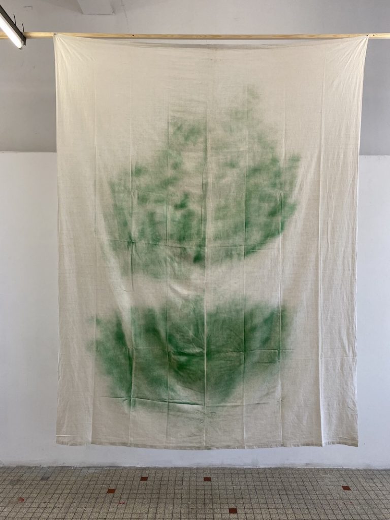 Michel Dector, J.C., 2020, peinture aérosol sur drap ancien 184 X 264 cm