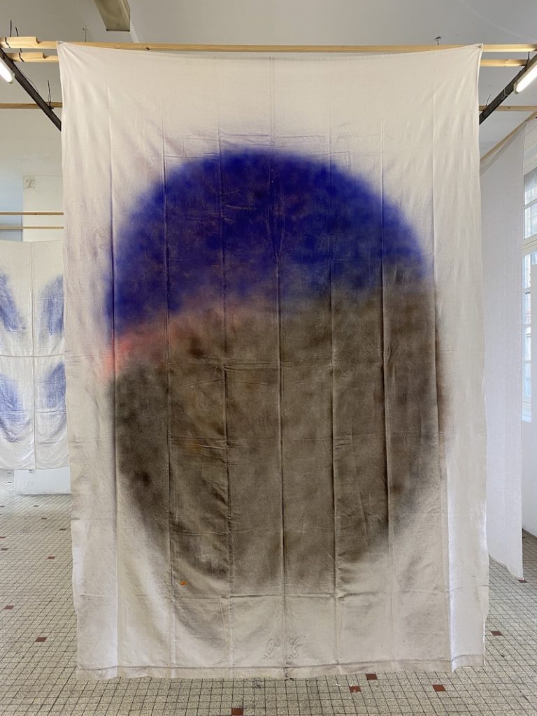 Michel Dector, O.C., 2021, peinture aérosol sur drap ancien 190 X 280 cm