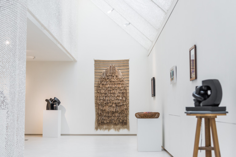 « Horizons Convergents » exposition organisée à l'occasion de la FIAC 2021 en collaboration avec la Galerie Waddington réunit Etel Adnan, Sheila Hicks et Sophia Vari - Photo Studio Vanssay