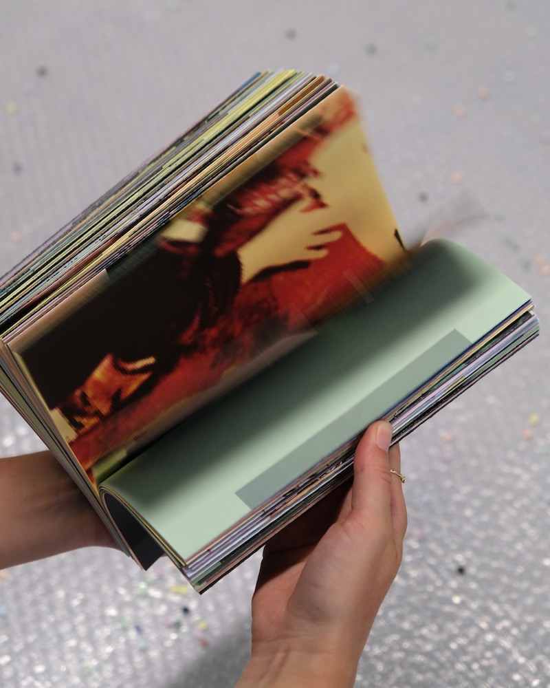 OP010 : Print It, Surprise !, 2021 par Morgane Bartoli, Juliette Bernachot, Ronan Deshaies & Corentin Moussard Format A5, 85 pages, impression photocopieur quadri 25 exemplaires