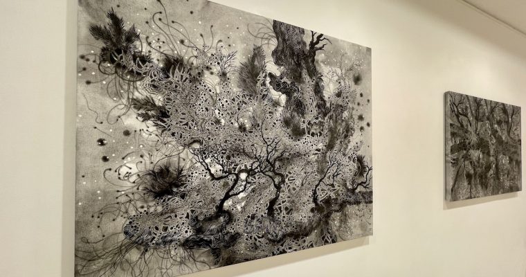 ART ET ASIE DU SUD EST, LIGNES FÉMININES CROISÉES