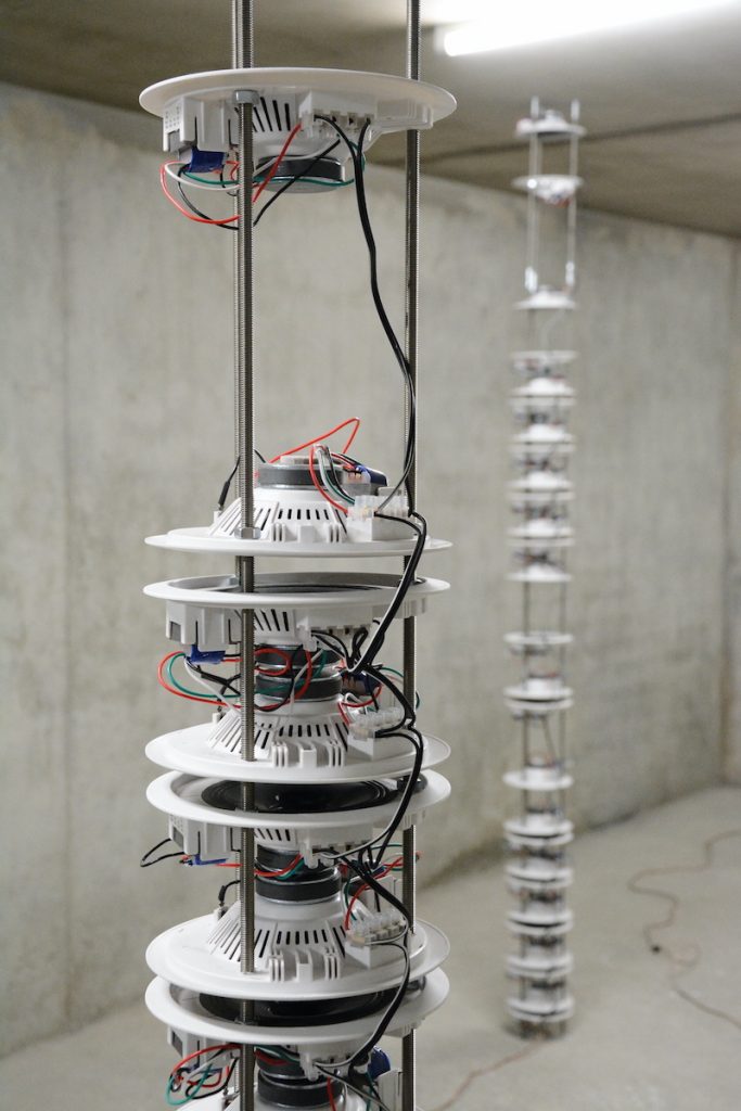 Adrien Degioanni, Les Vestiges du Vide Dispositif sonore, échantillons de silences in situ, tiges filetées, boulons, socles béton, ±76 haut-parleurs 100V préparés en opposition de phases, ampli 100v. Dimensions variables. 2021