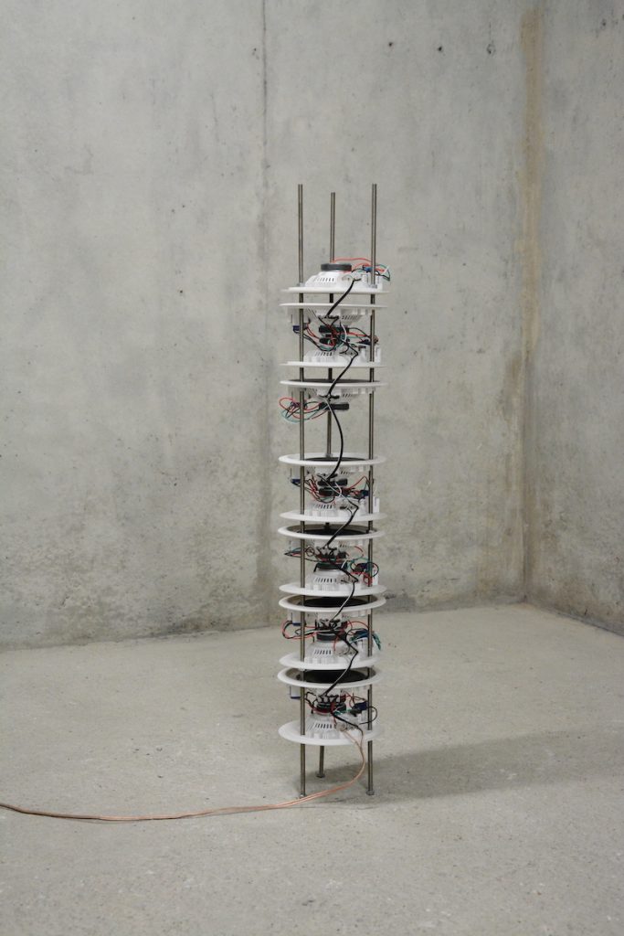 Adrien Degioanni, Les Vestiges du Vide Dispositif sonore, échantillons de silences in situ, tiges filetées, boulons, socles béton, ±76 haut-parleurs 100V préparés en opposition de phases, ampli 100v. Dimensions variables. 2021