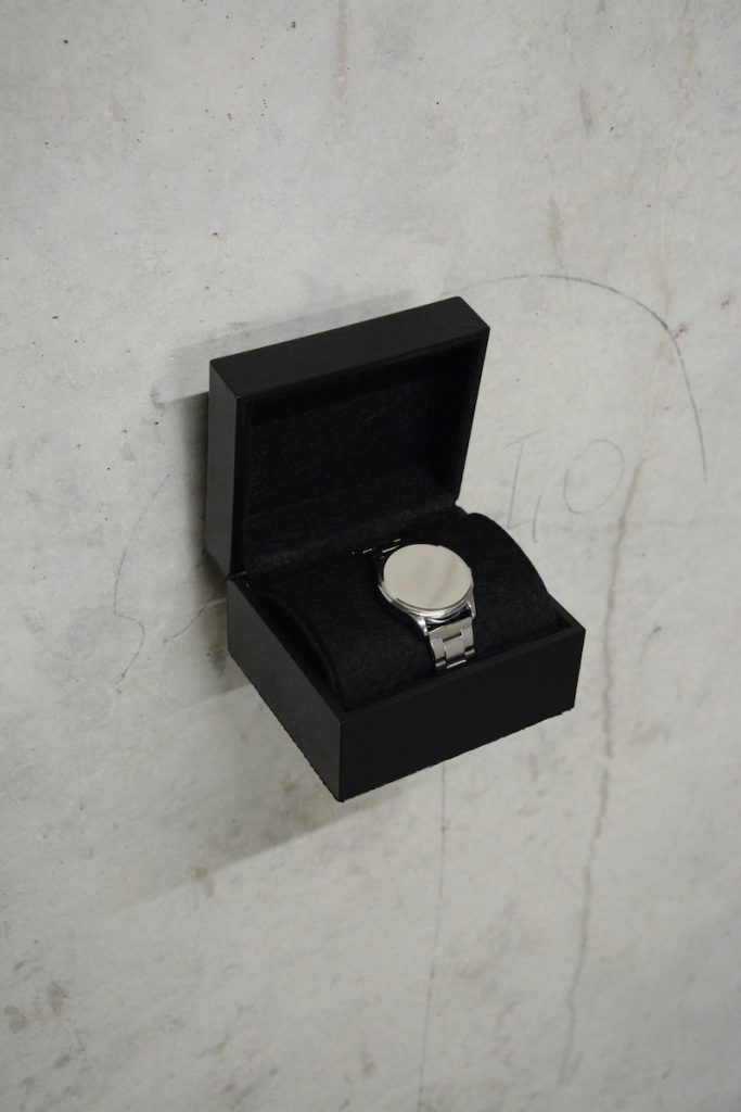 Adrien Degioanni, La Rumeur Dispositif sonore, montre préparée, miroir, écrin, feutrine noir, haut parleur, bruit de montre à quartz. Dimension 10x12x7cm.