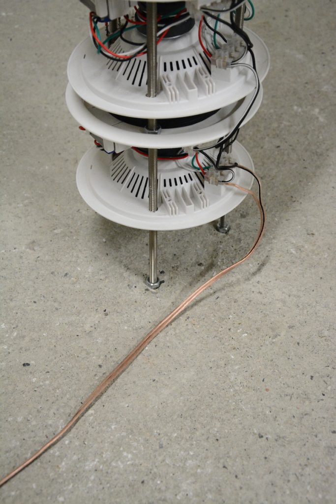 Adrien Degioanni, Les Vestiges du Vide (détail) Dispositif sonore, échantillons de silences in situ, tiges filetées, boulons, socles béton, ±76 haut-parleurs 100V préparés en opposition de phases, ampli 100v. Dimensions variables. 2021