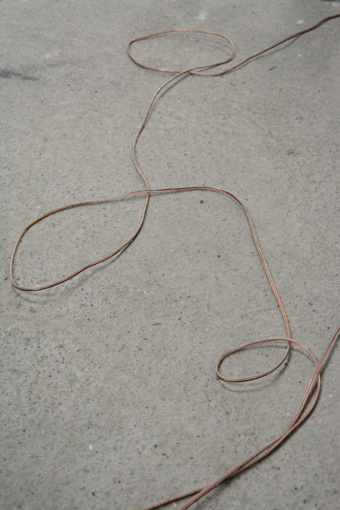 Adrien Degioanni, Les Vestiges du Vide (détail) Dispositif sonore, échantillons de silences in situ, tiges filetées, boulons, socles béton, ±76 haut-parleurs 100V préparés en opposition de phases, ampli 100v. Dimensions variables. 2021