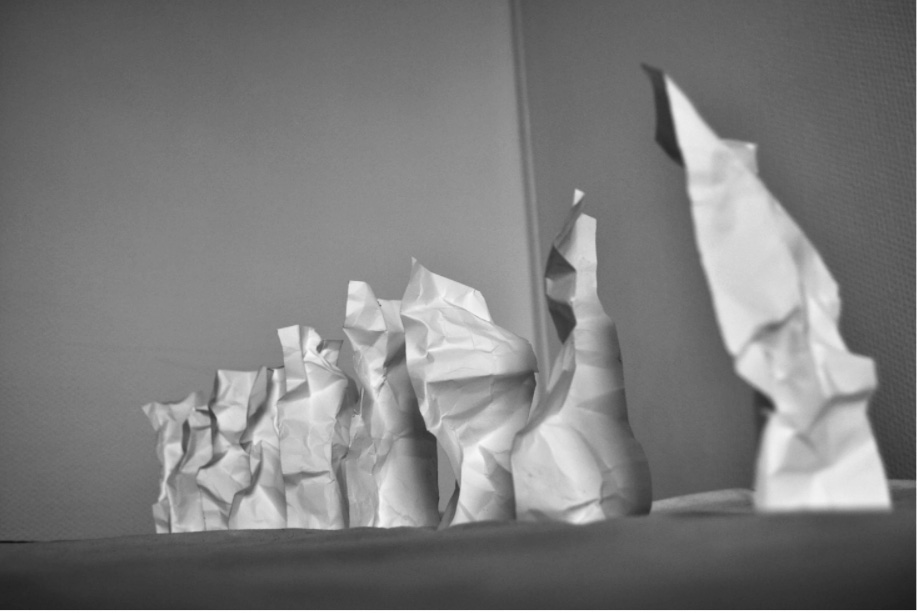 Ashley Jacquet, Déflilé haut en peinture, 2021-en cours. Papier froissé