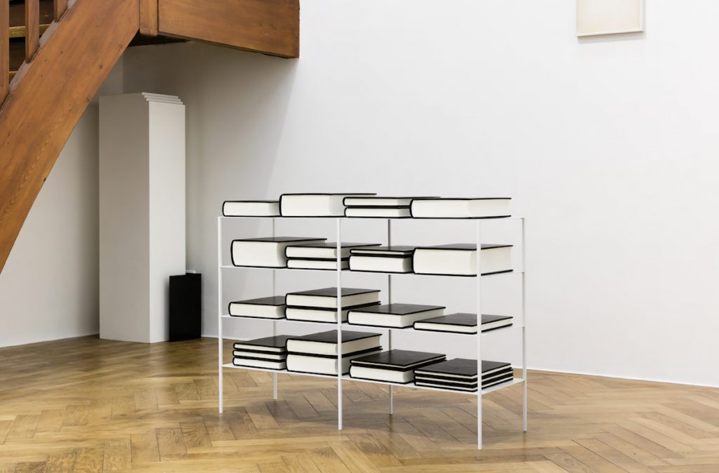 Daniel Gustav Cramer, A-Z, 2016 26 livres, étagère métal 110 x 30 x 80 cm un répertoire des villages et villes abandonnés aux États-Unis, classés par ordre alphabétique Courtesy de l'artiste et Vera Cortes Gallery
