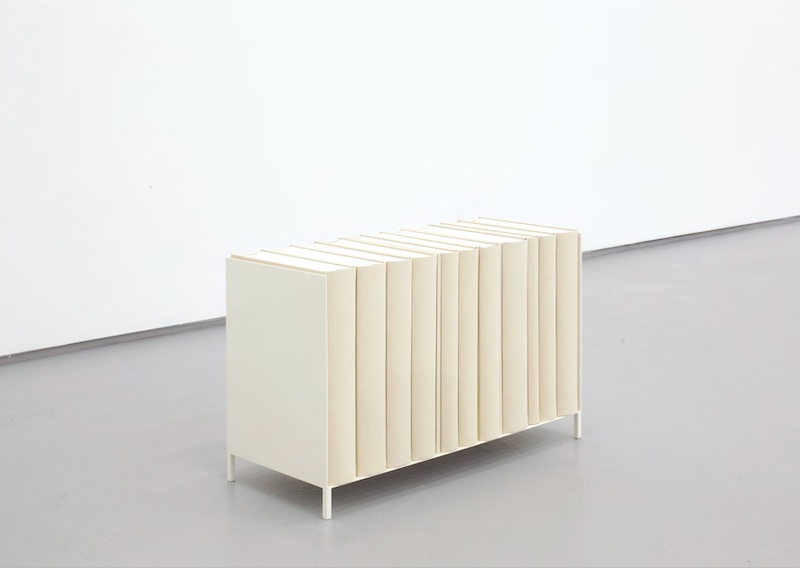 Daniel Gustav Cramer, Sand, 2021 étagère, table, 14 livres 103 x 91 x 32,5 cm un répertoire de tous les échantillons de sables collectés par Daniel Helber, incluant des échantillons de chaque pays. photographie : Bruno Lopes