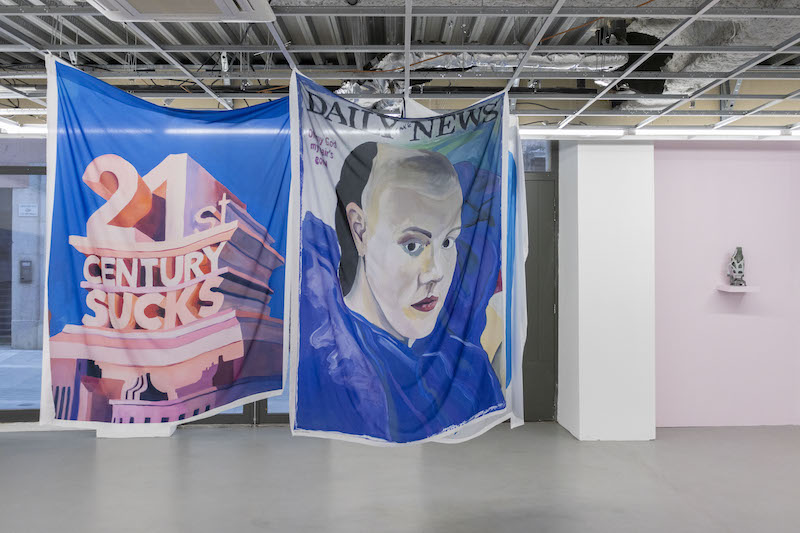 Gala Knörr, How to Make Friends and Influence People, 2020-21 Dimensions variables, peintures imprimées numériquement sur soie _ Vue exposition collective Rapide et Furieux jusqu'au 26 février 2022, Le Port Des Créateurs, Toulon - Commissariat Léo Fourdrinier