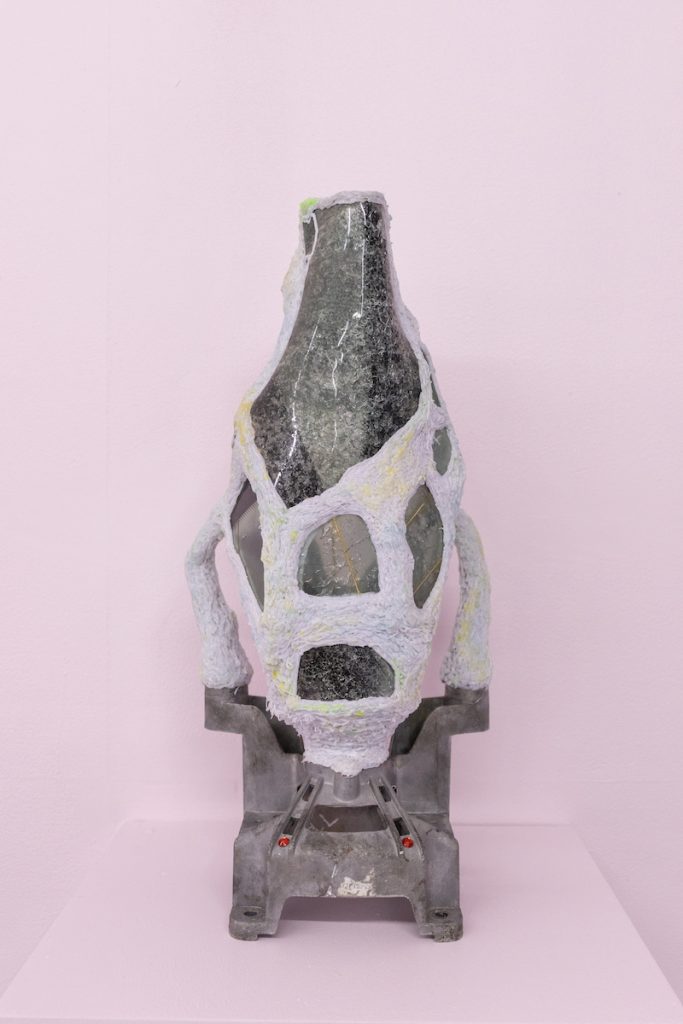 Hugo Laporte, Thin vase / Style Alien-Antique, 2020 38 x 20 x 12 cm, Verre de pare-brise brûlé, impression 3D manuelle, pièce de moteur en métal, cire (verre, métal, PLA, cire) - Vue exposition collective Rapide et Furieux jusqu'au 26 février 2022, Le Port Des Créateurs, Toulon - Commissariat Léo Fourdrinier