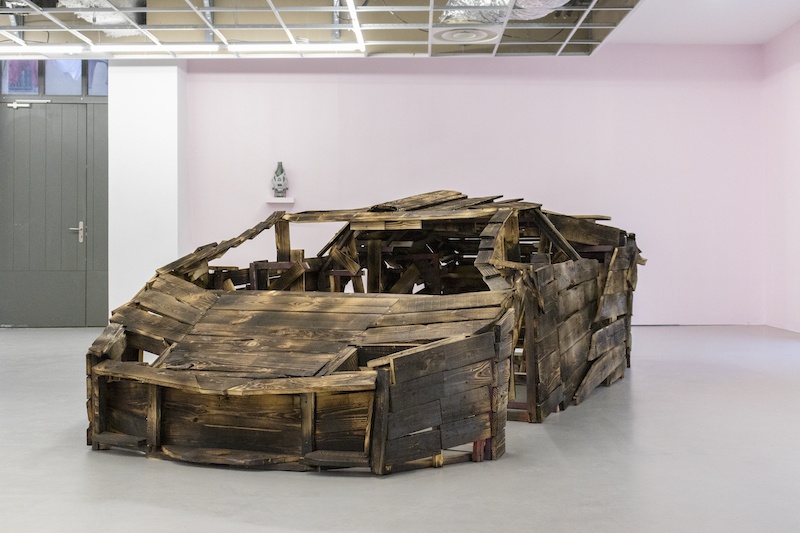 Rudy Dumas, Salem (réactivation), 2022 380 x 180 x 160 cm, bois brûlé Vue exposition collective Rapide et Furieux jusqu'au 26 février 2022, Le Port Des Créateurs, Toulon - Commissariat Léo Fourdrinier