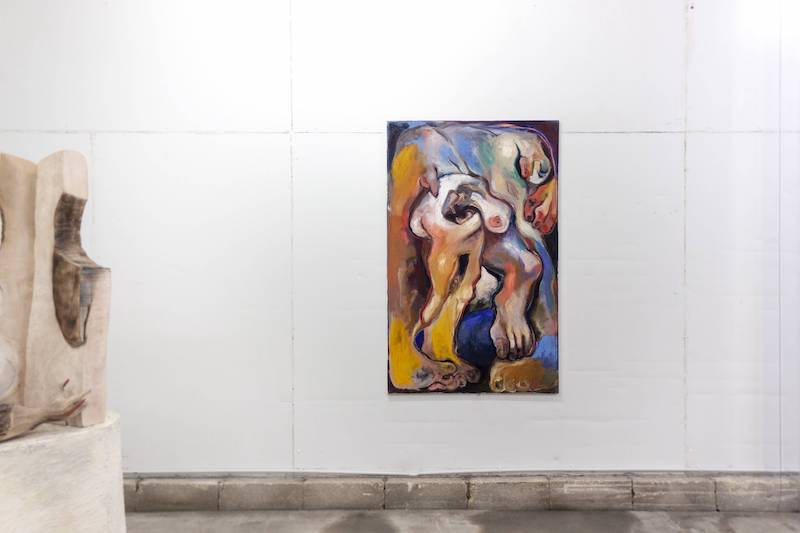 Alice Suret-Canale, "Pieds-enflés", huile sur toile, 72,5x116 cm Vue de l'exposition -196°, Le PRéàVIE, du 4 au 20 février 2022, commissariat Marion Zilio avec à gauche une pièce de Kong Shengqi.