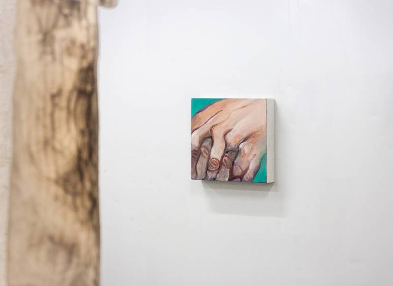 Alice Suret-Canale, "En croisant tous nos doigts", huile sur bois, 20x20 cm Vue de l'exposition -196°, Le PRéàVIE, , du 4 au 20 février 2022, commissariat Marion Zilio avec à gauche une pièce de Kong Shengqi du 4 au 20 février 2022