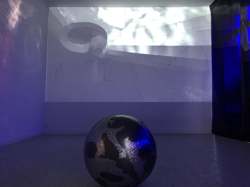 Vue de l’exposition, Devant Les Scintillements [23°44/307m/s], centre d’Art contemporain Camille Lambert, Juvisy-sur-Orge - Photographie Thierry Fournier 2022