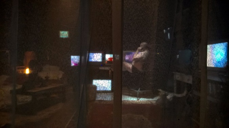 Natacha Mercier, The chat room. Installation et performance pendant l’exposition Vasistas ? au Ciam à Toulouse (F), 2016. Installation et performance du poilu avec douze vidéos en boucle visibles à travers un rideau par le public. Commissariat : Jérôme Carrié. Coproductions : Le Ciam Toulouse, Les Abattoirs – Frac Occitanie.