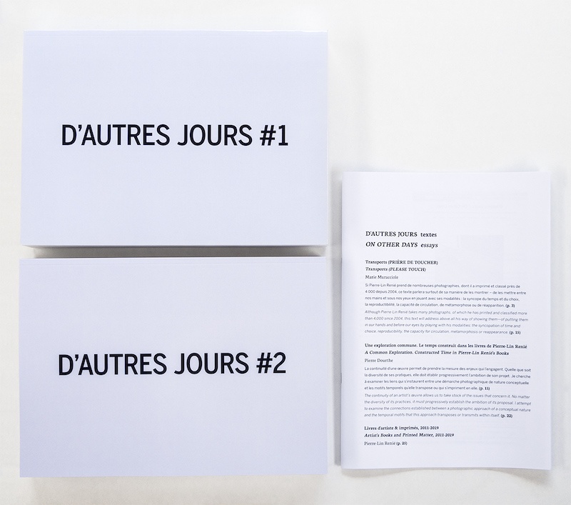 Pierre-Lin Renié, D’autres jours, auto-édité, 2020. Édition composée de : - 2 volumes 21 x 29,7 cm, 734 pages chacun, impression numérique sur couché mat 130 g, dos carré-collé, couverture brillante ; - 1 cahier 21 x 29,7 cm, 36 pages, impression sur papier mat 100 g, agrafé ; avec des textes (bilingues français-anglais) de Marie Muracciole, de Pierre Dourthe, ainsi que le catalogue des livres et imprimés publiés de 2011 à 2019. Le tout réuni dans une boite en carton. 80 exemplaires