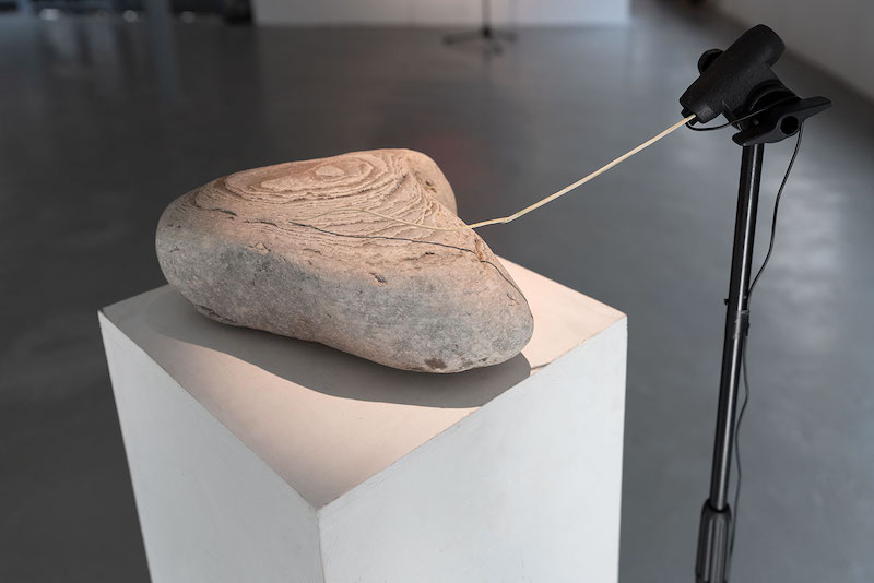 Gil Delindro, Cartographies #7 56.053947,-2.639059, 2022. Rocher collecté en Ecosse (East Lothian), microphone et enceinte