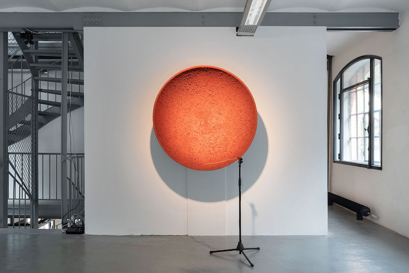 Gil Delindro, Camouflage, 2022. Pouzzolane, pigments volcaniques (oxyde de fer), dôme, moteur, microphone, enceinte