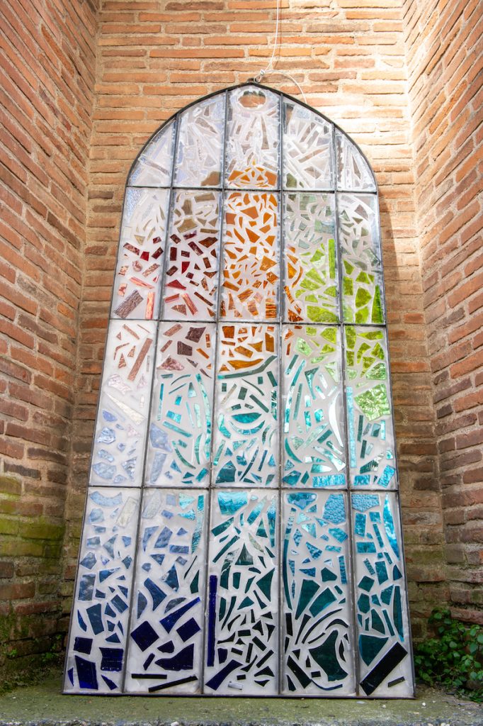 Maylis du Bot, la re-visitation, chutes de verre cassé et cire, 240x100cm, printemps 2022, exposition A-A autour du musée des Augustins Toulouse