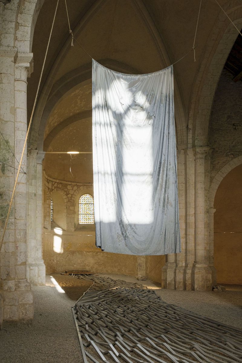 Exposition ENTRE DEUX EAUX, Raphaël Maman & Virginie Prokopowicz, sur une proposition du « Mur, espace de création », Prieuré de Pont-Loup, Moret-Loing-et-Orvanne Photo Gabriel Omnès