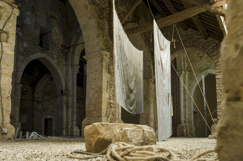 Exposition ENTRE DEUX EAUX, Raphaël Maman & Virginie Prokopowicz, sur une proposition du « Mur, espace de création », Prieuré de Pont-Loup, Moret-Loing-et-Orvanne Photo Gabriel Omnès