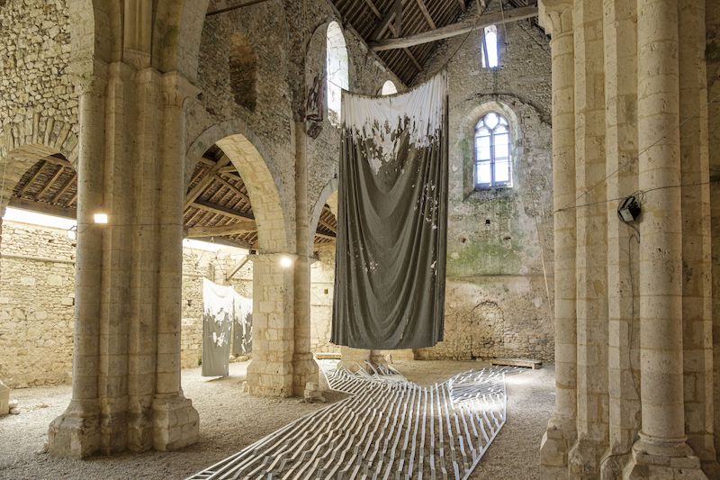 Exposition ENTRE DEUX EAUX, Raphaël Maman & Virginie Prokopowicz, sur une proposition du « Mur, espace de création », Prieuré de Pont-Loup, Moret-Loing-et-Orvanne Photo Gabriel Omnès