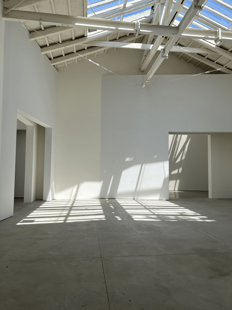 Ignasi Aballí, Correction (2022). Installation view of the Spanish Pavilion. Courtesy of the artist and AECID