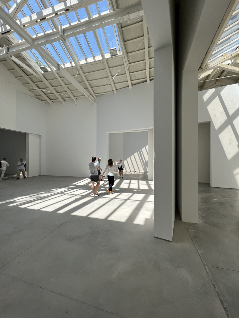 Ignasi Aballí, Correction (2022). Installation view of the Spanish Pavilion. Courtesy of the artist and AECID