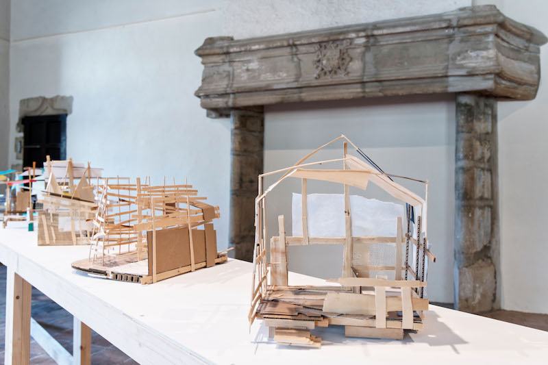 Vue de l'exposition Aplatir le ciel de Mengzhi Zheng, Château-Musée de Tournon-sur-Rhône - Photo Cyrille Cauvet