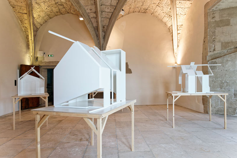 Vue de l'exposition Aplatir le ciel de Mengzhi Zheng, Château-Musée de Tournon-sur-Rhône - Photo Cyrille Cauvet