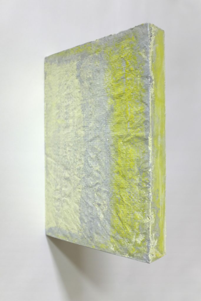 Marion Verboom, Gamer n°16, 2013 - Plâtre, pigments, peinture, h 29.7 x 21 x 4 cm