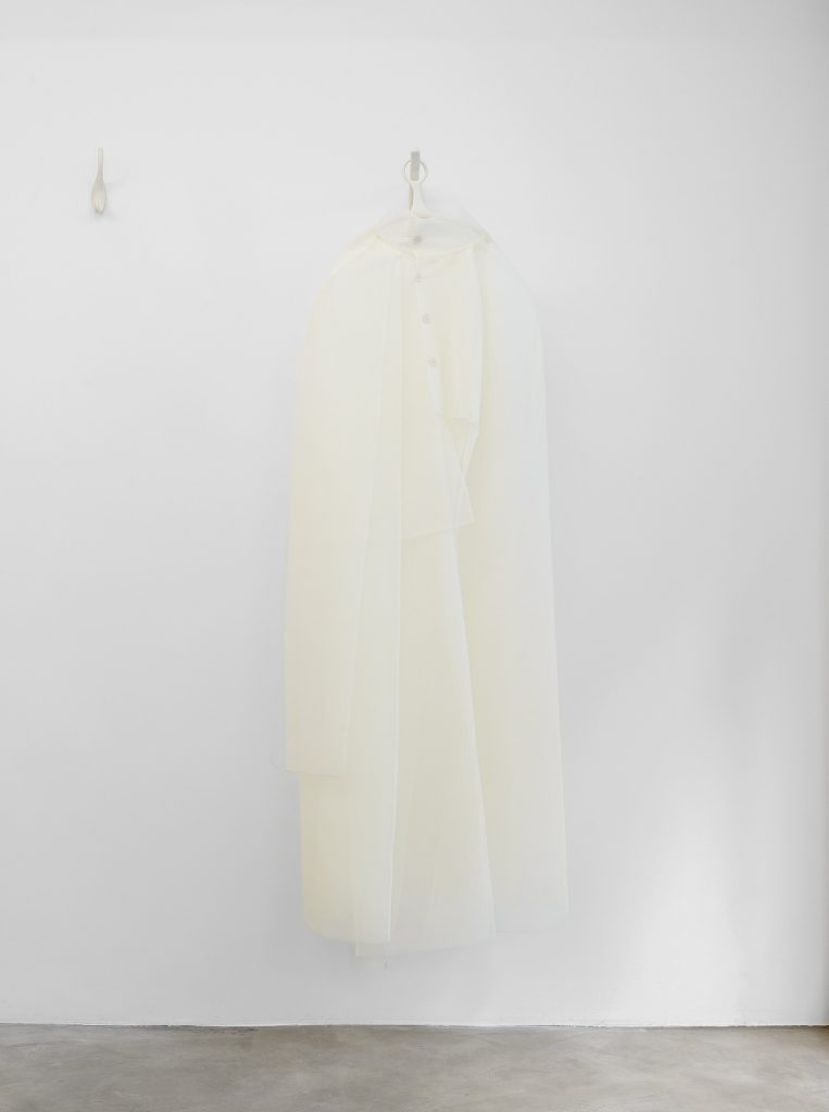 Côme Clérino, Un souvenir qui se porte, Galerie CHLOE SALGADO Paris – Photo Grégory Copitet