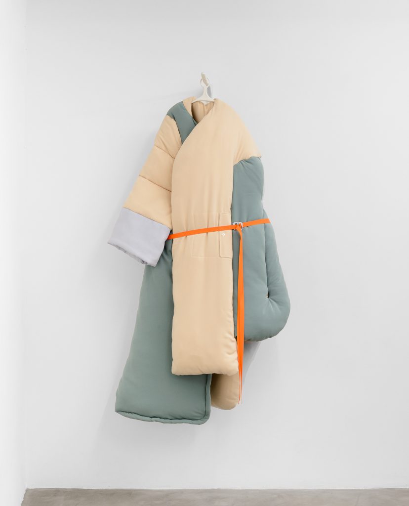Côme Clérino, Un souvenir qui se porte, Galerie CHLOE SALGADO Paris – Photo Grégory Copitet