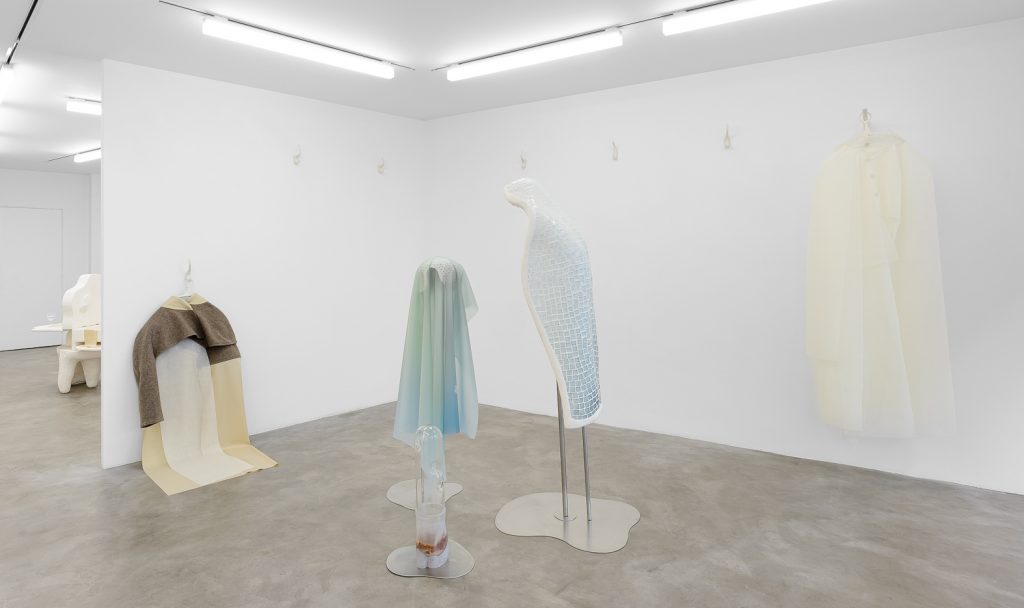 Côme Clérino, Un souvenir qui se porte, Galerie CHLOE SALGADO Paris – Photo Grégory Copitet