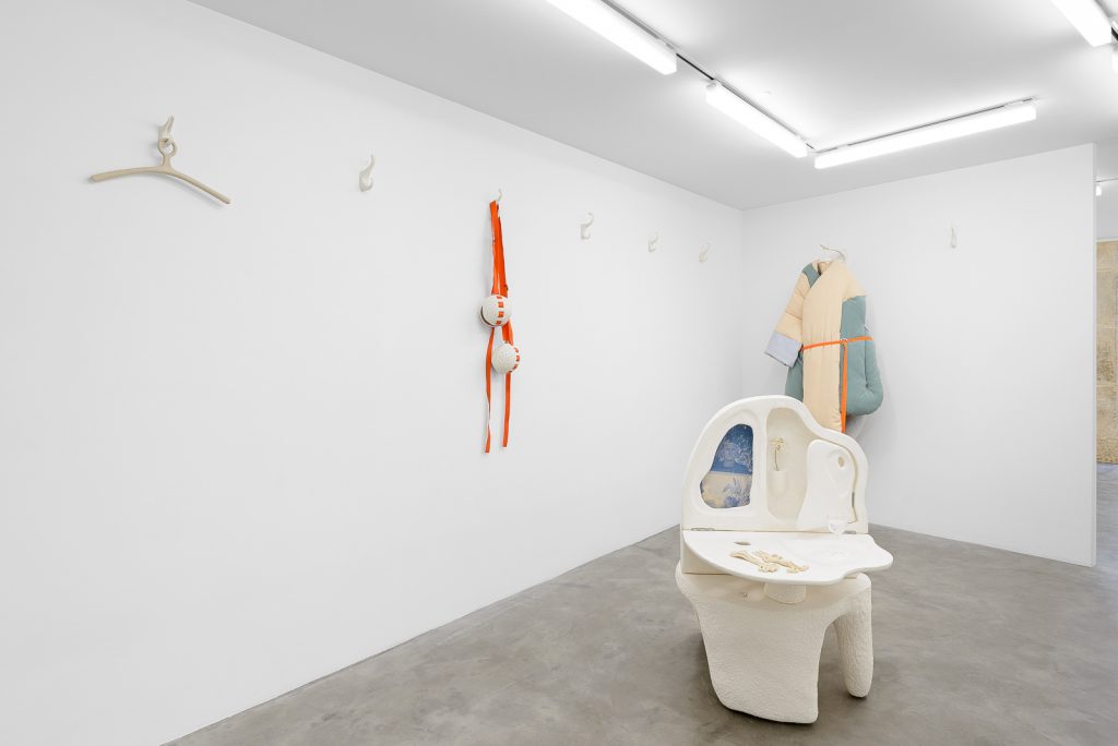 Côme Clérino, Un souvenir qui se porte, Galerie CHLOE SALGADO Paris – Photo Grégory Copitet
