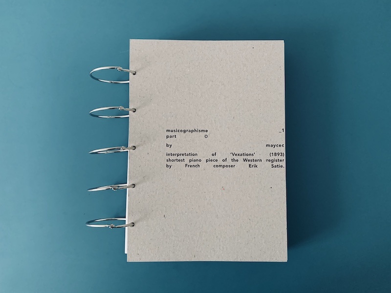 Musicographisme_1, part1, 2018
Auto-édité
Couverture en carton gris – impression presse typographique
Intérieur — impression photocopie + polycopie
21x29,7 cm
280 pages
Exemplaire unique