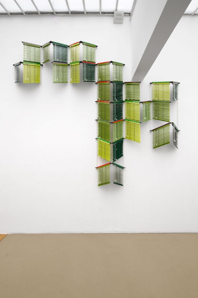 Haegue Yang, Mesmerizing Mesh - Paper Leap and Resonating Habitat, vue d'exposition, Galerie Chantal Crousel, Paris (2022). Courtoisie de l'artiste et de la Galerie Chantal Crousel, Paris. Photo Aurélien Mole