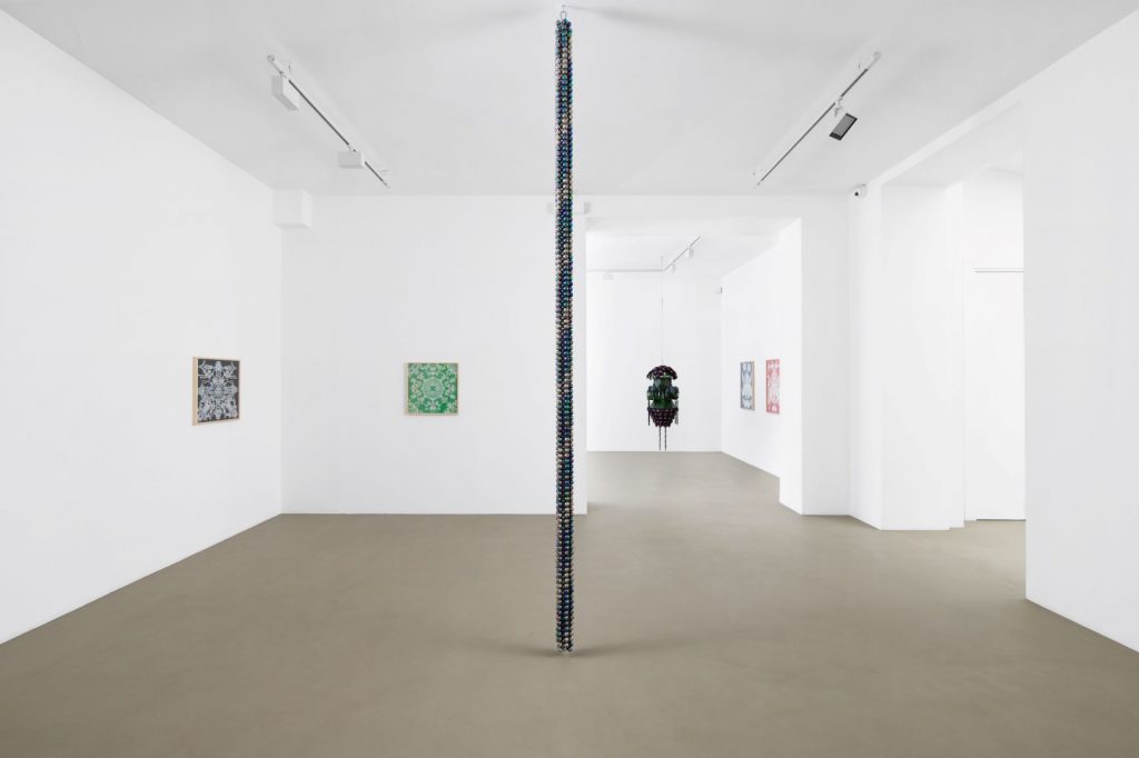 Haegue Yang, Mesmerizing Mesh - Paper Leap and Resonating Habitat, vue d'exposition, Galerie Chantal Crousel, Paris (2022). Courtoisie de l'artiste et de la Galerie Chantal Crousel, Paris. Photo Aurélien Mole