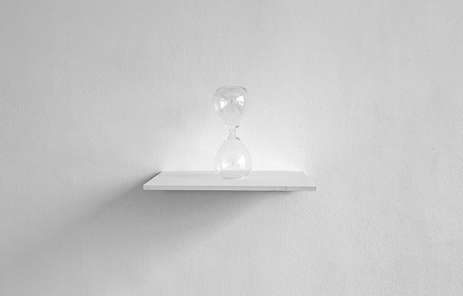 Jean-Baptiste Caron, L'épaisseur du présent, 2022, verre, un grain de sable, 20 x 8 cm