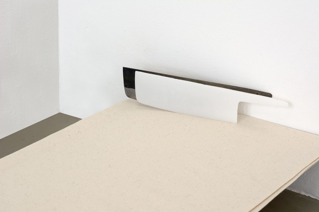 Sophie Blet, L'ombre blanche (l'ébauche-l'inachevé), 2022, métal, cire, toile de patron, support en verre 55 x 35 x 6 cm