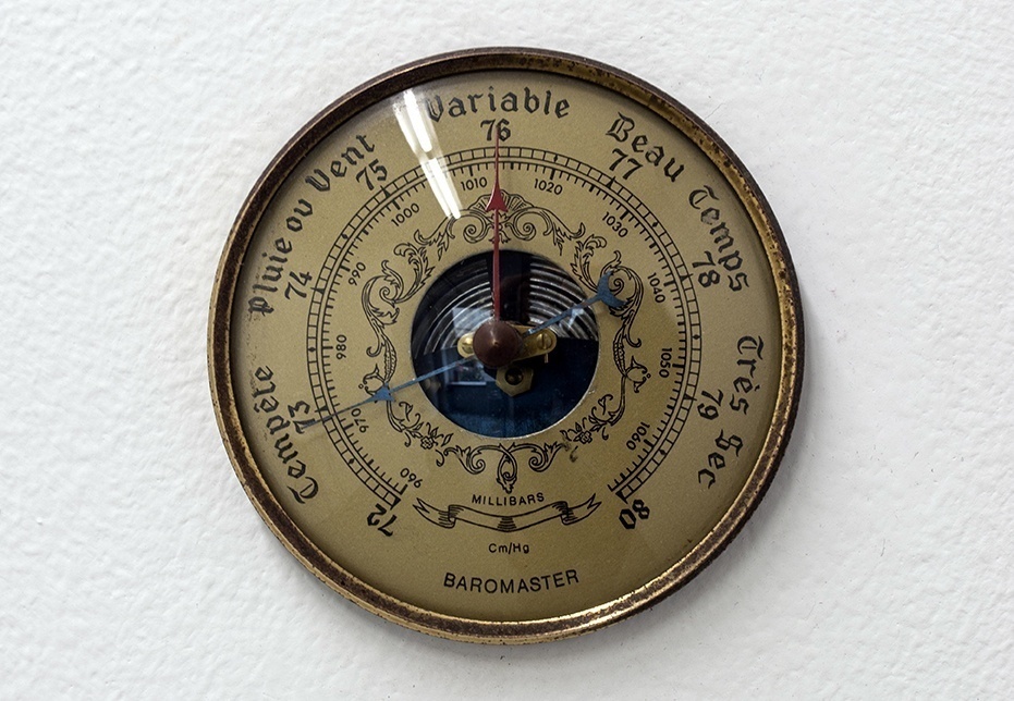 Sophie Blet, The Snow falls without you, 2015, baromètre, moteur, diamètre 8 cm