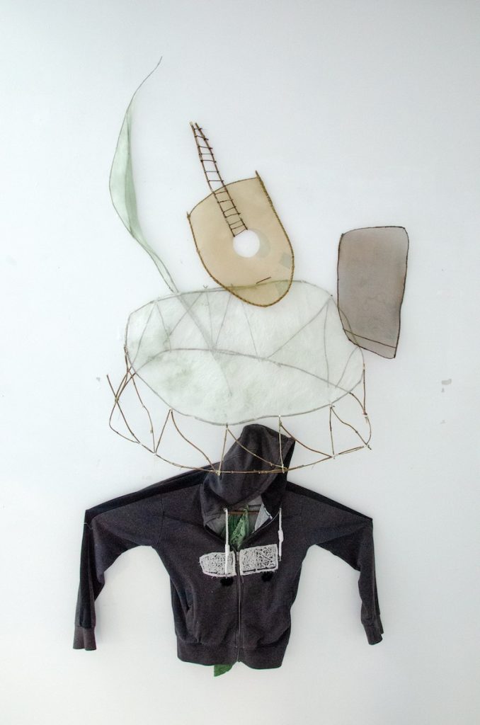 Rémi de Brême 2022, 120 x 90 x 3 cm env. teinture végétale sur organza, broderie, vêtement, bois, fil de coton.