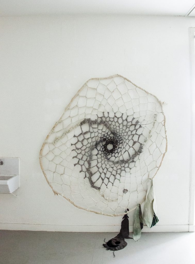 Attrape-rêves des femmes de la prison de Rennes, 2022. Diamètre 180 cm. Teinture végétale sur toile de coton et lin, sucre, organza, brindille, soie - Photo : Thomas Gaugain