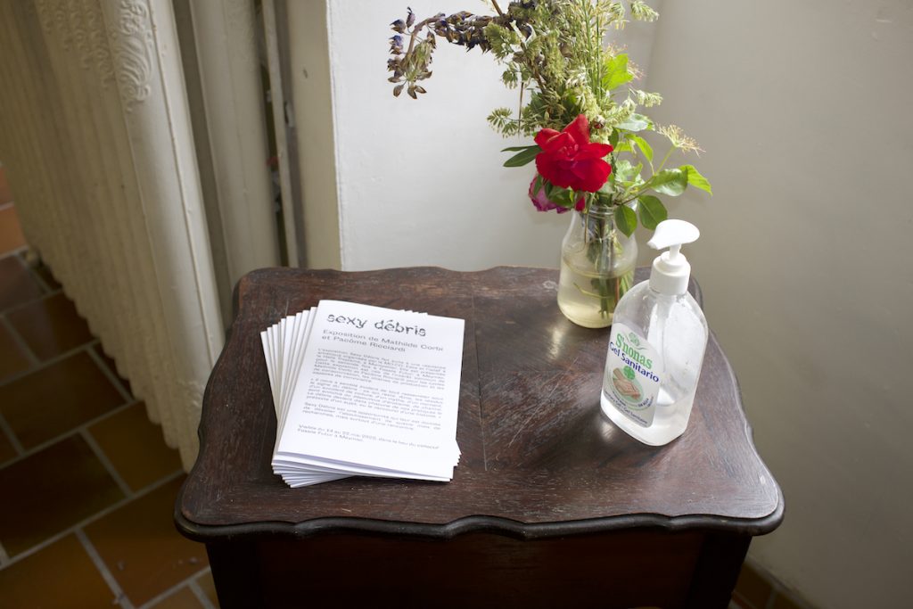 Sexy Débris, une exposition de Mathilde Corbi et Pacôme Ricciardi présentée jusqu'au 22 mai 2022, dans le lieu du collectif Fossile Futur à Meymac.